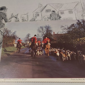 Une carte postale du XXe siècle représentant la chasse au Cheshire dans les campagnes anglaises. Chevaux et chiens courants à Byley, Cheshire. Chasse au renard des années 1970 avant l'interdiction.