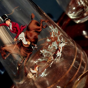 Un encantador juego de bar retro de finales del siglo XX, presentado en su caja original. Incluye una jarra y vasos de chupito con una escena de caza del zorro inglesa.