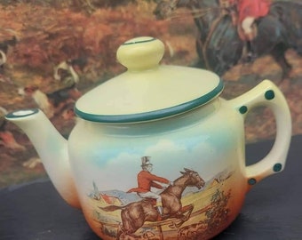 A jolly little teapot for one. Absolutely adorable, this would be a good gift of equestrian interest. Trail hunting drag hunt and clean boot