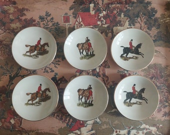 A set of trinket dishes or pin trays of hunting interest. Featuring English foxhunt scenes of a JF Herring style. Tallyho horse and hound.