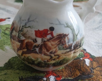 Una pequeña crema, una adición fabulosa al servicio de porcelana con temática de caza del zorro inglés de cualquier persona. De interés cinegético con caballos y perros de caza.