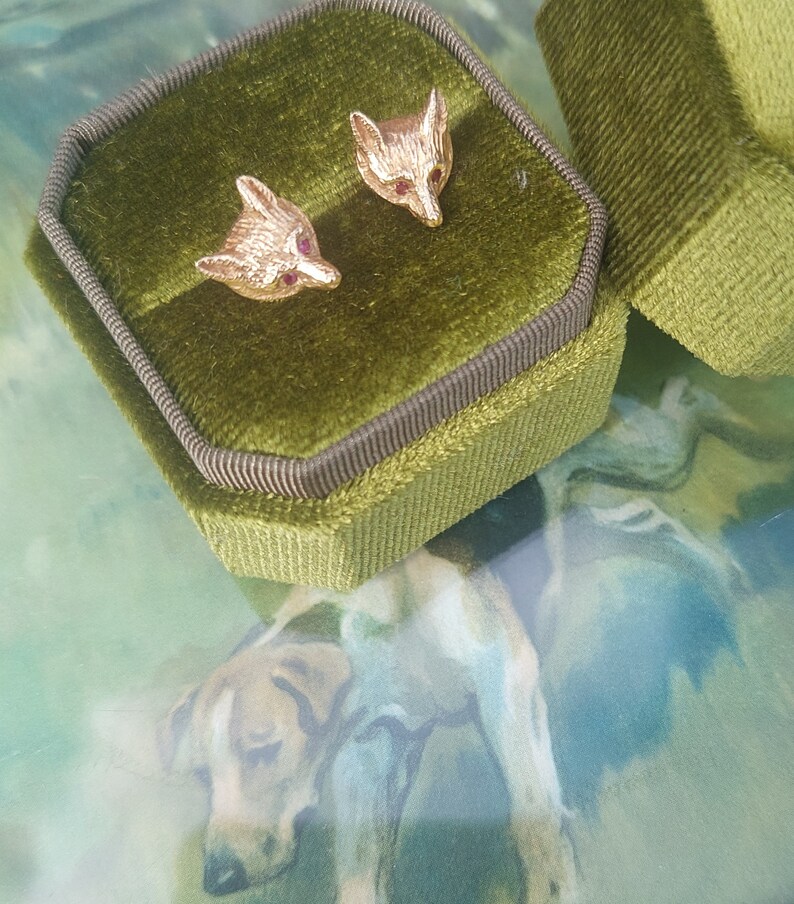 A vintage pair of fox mask earrings. 9ct gold fox head studs. Fully hallmarked with ruby faceted eyes. English foxhunting attire. Gold fox. image 3