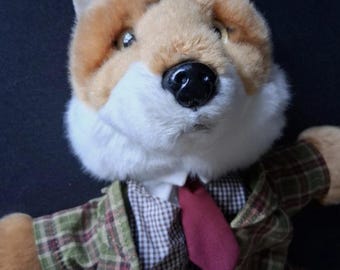 Una gran marioneta de guante con forma de zorro antropomórfico, vestida con un elegante traje de tweed, ¿quizás un guardabosques? Fantástico Sr. Zorro. Juguete Reynard.