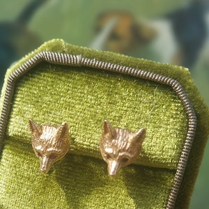 A vintage pair of fox mask earrings. 9ct gold fox head studs. Fully hallmarked with ruby faceted eyes. English foxhunting attire. Gold fox. image 7