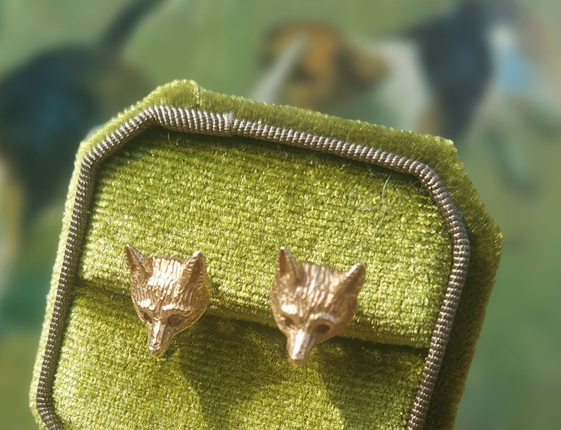 A vintage pair of fox mask earrings. 9ct gold fox head studs. Fully hallmarked with ruby faceted eyes. English foxhunting attire. Gold fox. image 7