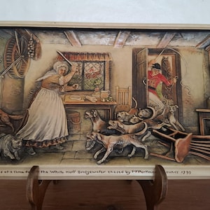 Puede incluir: Una placa rectangular en relieve que representa una escena con una persona con delantal blanco sosteniendo un rodillo, varios perros y una persona con abrigo rojo entrando por una puerta. El texto en la parte inferior dice: The Adventures of a Tame Fox the White Hart Bridgewater chased by Mr Portman's Hounds 1799.