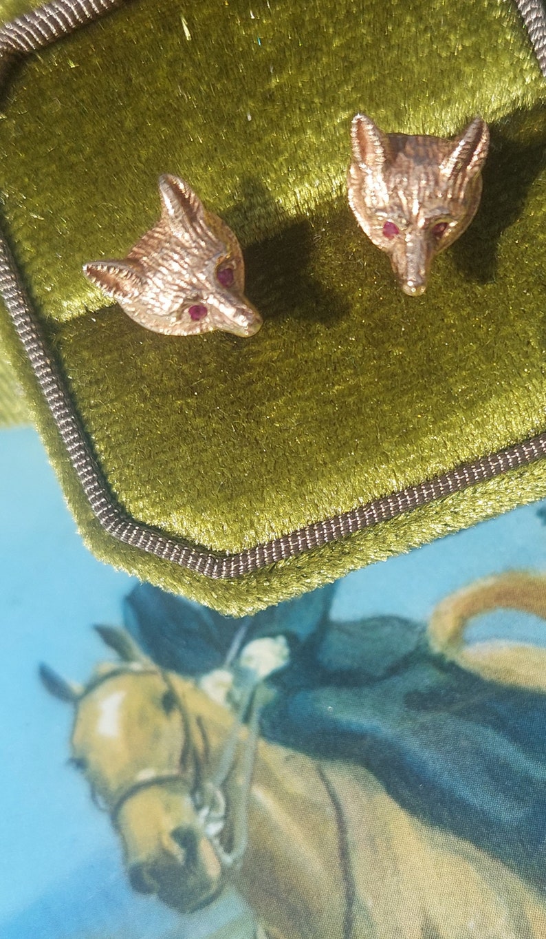 A vintage pair of fox mask earrings. 9ct gold fox head studs. Fully hallmarked with ruby faceted eyes. English foxhunting attire. Gold fox. image 2