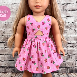 Vestito estivo in cotone intrecciato con stampa di fragole rosa e ritaglio per bambola AG o 18 pollici