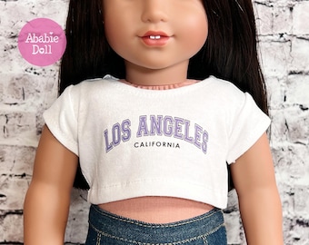 Camiseta corta blanca con estampado de la Universidad de Los Ángeles, California, hecha a medida para la muñeca AG de 18 pulgadas.
