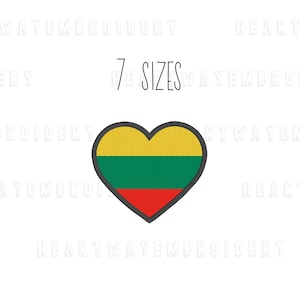 Może przedstawiać: Wzór haftu w kształcie serca z flagą Litwy. Flaga jest żółta, zielona i czerwona. Wzór dostępny jest w 7 rozmiarach. Heartwayembroidery.