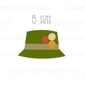 Può includere: Cappello verde a secchiello con una fascia marrone e tre cerchi colorati in cima. Il testo "8 SIZES" è sopra il cappello.