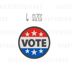 Może przedstawiać: Okrągły wzór haftu w kolorze czerwonym, białym i niebieskim z napisem "VOTE" w czarnym kolorze. Nad i pod napisem "VOTE" znajdują się trzy białe gwiazdki.