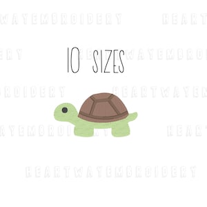 Puede incluir: Un diseño de tortuga de dibujos animados en tonos verdes y marrones, con el texto "10 TAMAÑOS" encima. La tortuga tiene un caparazón texturizado y una apariencia amigable, ideal para bordados o aplicaciones.