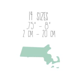 Könnte beinhalten: Eine hellgrüne Umrandung des Bundesstaates Massachusetts mit dem Text "14 SIZES .75" - 8" 2 cm - 20 cm"