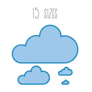 Puede incluir: Un conjunto de diseños de bordado de nubes azules en 15 tamaños diferentes. Las nubes están delineadas en un azul más oscuro y tienen un relleno azul claro.
