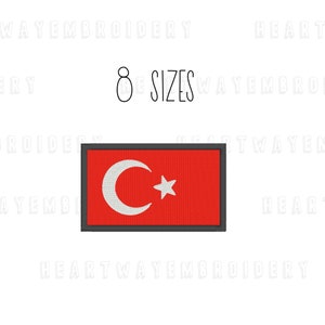 Può includere: Toppa ricamata della bandiera turca. La bandiera è rossa con una mezzaluna bianca e una stella al centro. La toppa è circondata da un bordo nero.