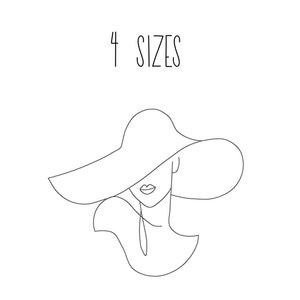 Puede incluir: Un dibujo lineal minimalista en blanco y negro de una mujer con un sombrero de ala ancha. El texto "4 SIZES" está encima de la ilustración. El rostro de la mujer está parcialmente oculto por el sombrero.