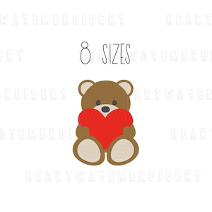 Pode incluir: Um urso de peluche castanho a segurar um coração vermelho. O texto "8 TAMANHOS" está acima do urso.