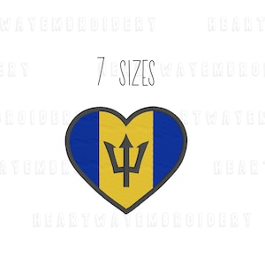 Könnte beinhalten: Ein herzförmiger Patch mit der Flagge von Barbados. Die Flagge ist gelb und blau mit einem schwarzen Dreizack in der Mitte. Der Text "7 SIZES" befindet sich über dem Patch.