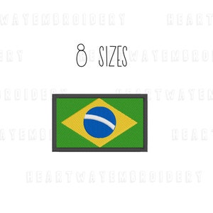 以下が含まれることがあります： ブラジルの国旗の刺繍パッチ。旗は緑色で、中央に黄色のひし形があります。ひし形の内部には、白い帯が横切る青い円があります。パッチは黒い縁取りで囲まれています。