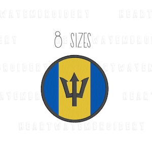 Könnte beinhalten: Ein runder, gestickter Aufnäher mit der Flagge von Barbados. Das Design umfasst einen gelben vertikalen Streifen zwischen zwei blauen vertikalen Streifen mit einem schwarzen Dreizack in der Mitte. Der Text "8 SIZES" steht über dem Aufnäher.