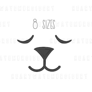 Könnte beinhalten: Schwarz-weiße Grafik eines Bärengesichts mit zwei gebogenen Augenbrauen, einer Nase und einem Mund. Der Text "8 SIZES" steht über dem Gesicht. Das Design ist wahrscheinlich für Stick- oder Bastelprojekte.
