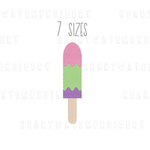 Pode incluir: Um picolé de três cores com camadas rosa, verde e roxo em um palito. O texto "7 SIZES" está acima do picolé.