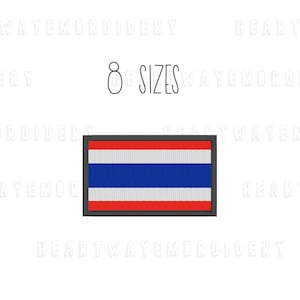 Puede incluir: Parche bordado de la bandera de Tailandia. La bandera es roja, blanca y azul con un borde gris oscuro. El texto "8 SIZES" está por encima de la bandera.