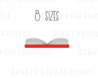 Może przedstawiać: Otwarta książka z czerwoną okładką i białymi stronami. Tekst "8 SIZES" znajduje się nad książką.