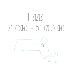 Könnte beinhalten: Eine minimalistische Illustration des Bundesstaates Massachusetts, umrandet in Hellgrün, mit einem roten Stern, der einen Ort markiert. Der Text lautet "11 GRÖSSEN" und "2" (5CM) - 8" (20.3 CM)".