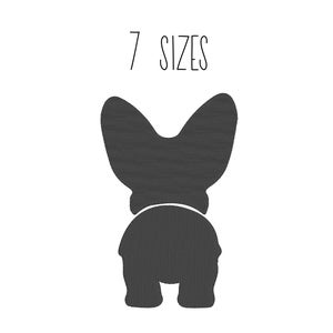 Peut inclure: Silhouette d'un bouledogue français vu de dos. Le chien est debout, la queue rentrée entre les pattes. L'image est en noir et blanc et porte le texte "7 SIZES" au-dessus du chien.