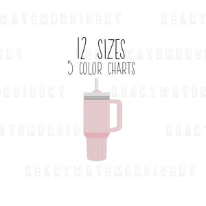 Op de afbeelding: Roze geborduurde afbeelding van een beker met een rietje en een handvat. Het ontwerp bevat de tekst "12 SIZES" en "5 COLOR CHARTS".