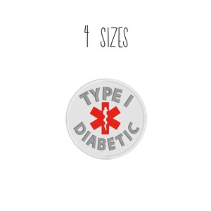 Może przedstawiać: Okrągła biała łatka z tekstem "TYPE I DIABETIC" w szarym kolorze wokół czerwonego symbolu medycznego.