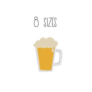 Pode incluir: Um desenho bordado de um copo de cerveja com espuma no topo, em amarelo e branco. O texto "8 SIZES" está acima do copo.