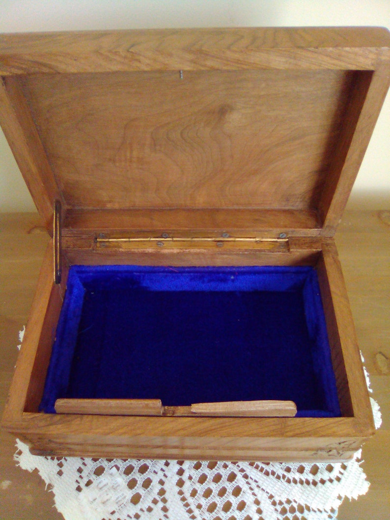 Vintage hand carved wooden velvet lined with removable tray jewelry boxBox with leaf borderJewelry storageMemento boxjewelry keeper