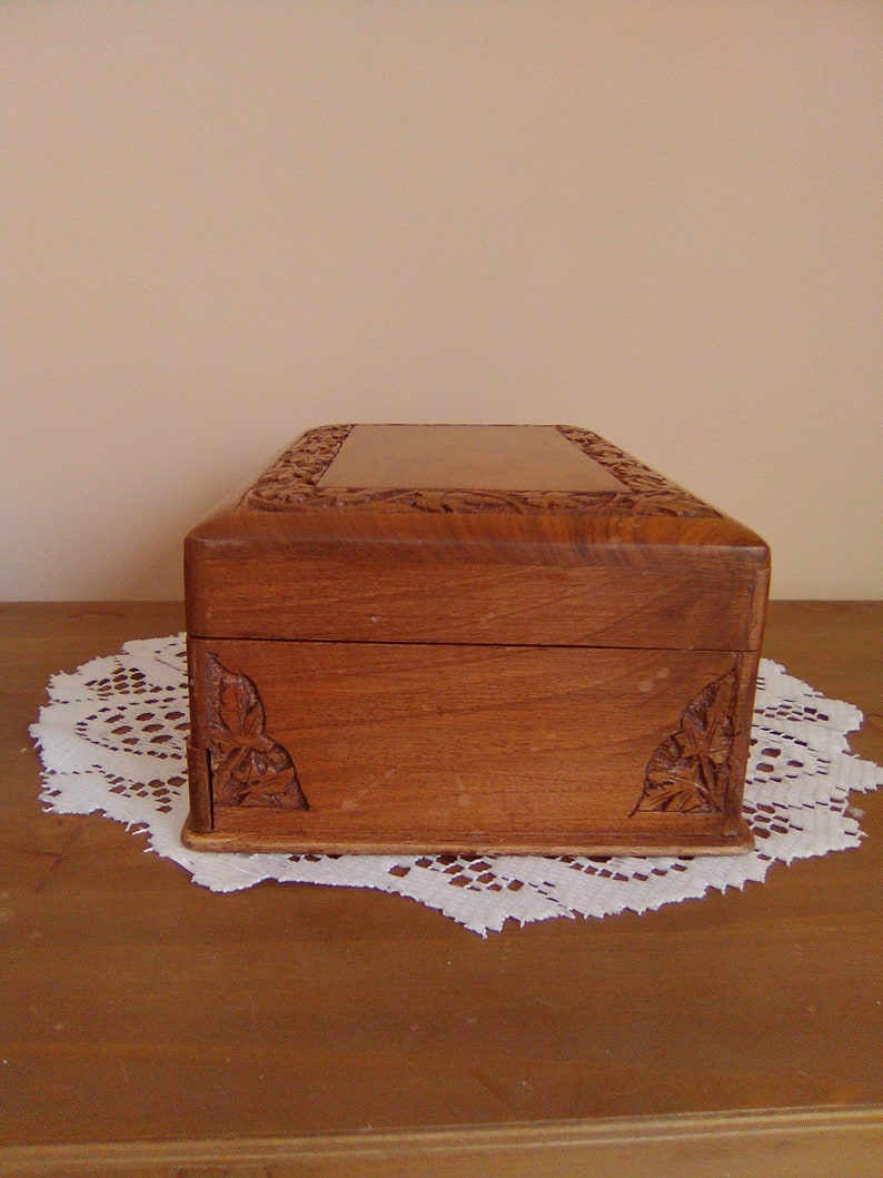 Vintage hand carved wooden velvet lined with removable tray jewelry boxBox with leaf borderJewelry storageMemento boxjewelry keeper