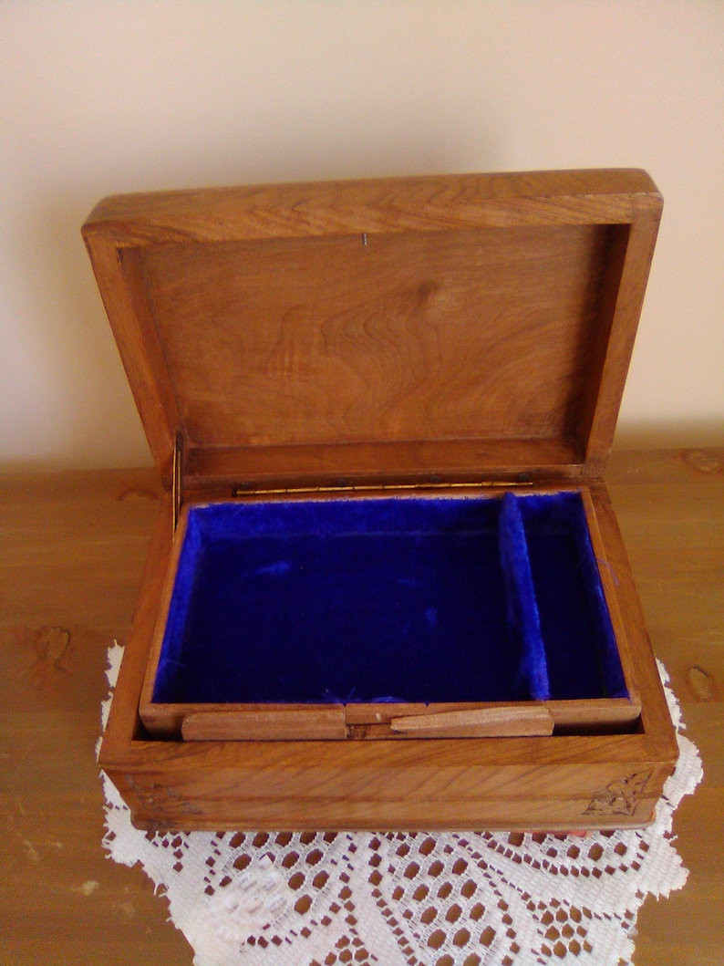 Vintage hand carved wooden velvet lined with removable tray jewelry boxBox with leaf borderJewelry storageMemento boxjewelry keeper