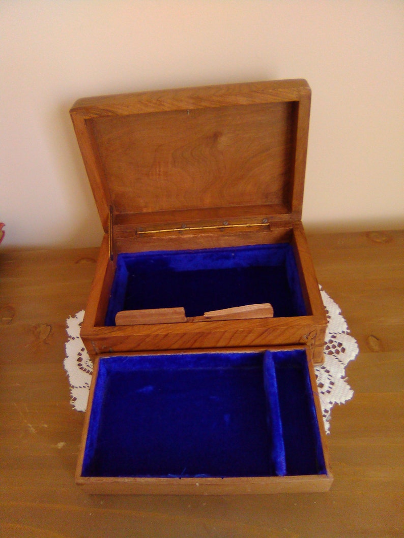 Vintage hand carved wooden velvet lined with removable tray jewelry boxBox with leaf borderJewelry storageMemento boxjewelry keeper