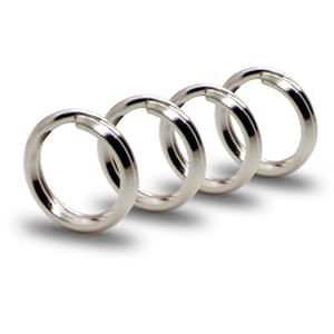 Peut inclure: Quatre anneaux de saut en argent, chacun avec une finition lisse et polie. Les anneaux sont disposés en rangée, le plus grand à l'arrière et le plus petit à l'avant.