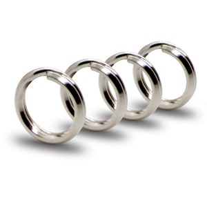 Op de afbeelding: Vier zilverkleurige split sleutelringen op een witte achtergrond. Elke ring is cirkelvormig met een kleine opening voor het bevestigen van sleutels of andere items. De ringen hebben een glanzende, metalen afwerking.