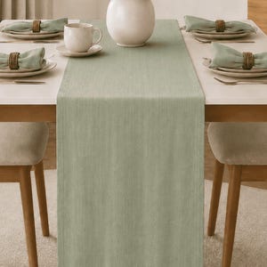 Chemin de table 100 % lin vert sauge. Élégant centre de table pour salle à manger. Dimensions sur mesure.