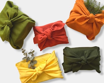 Papel de Embrulho Furoshiki. Tecido de Embrulho Furoshiki para o Natal. Papel de Embrulho de Tecido Ecológico. Ideias de Embrulho de Presente Reutilizáveis e com Lixo Zero.