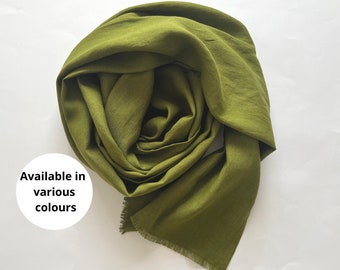 Écharpe en lin vert mousse. Châle long et large en lin unisexe. Grand foulard carré femme et homme. Foulard carré. Foulard cheveux en lin. Bandeau.