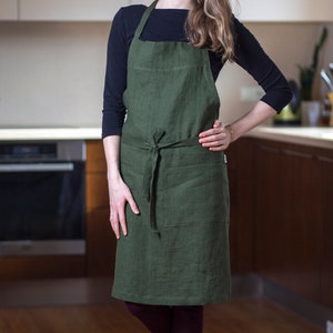 Forest green linen apron. Dark green kitchen apron with pockets. Full linen apron for men and women. Minimalist florist apron. Teacher apron