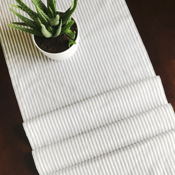 Chemin de table en lin avec rayures blanches et grises. 145 cm / 57 » de long. Décoration de maison faite à la main, décoration de ferme, cadeau d’hôtesse. Centre de table