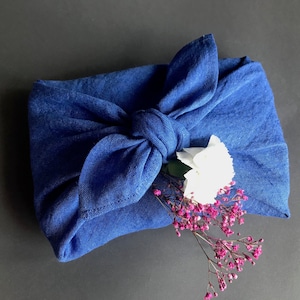 Tissu furoshiki en lin eco. Emballage cadeau réutilisable en petit, moyen et grand. Tissu demballage furoshiki bleu solide. Ensemble demballage cadeau écologique. image 3