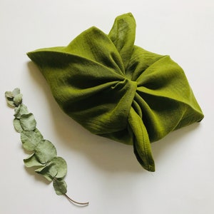 Linen bento bag in moss green. Bread storage bag. Natural linen lunch bag for women and men. Eco-friendly furoshiki bag for gifts. Knot bag.