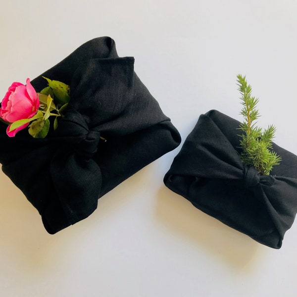 Schwarzes Leinen furoshiki Geschenkverpackung. Schwarzes Furoshiki Wickeltuch. Umweltfreundliches Furoshiki-Tuch. Nachhaltige Geschenkverpackung für Männer aus Stoff.