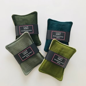 Vaatwasser voor het schoonmaken van de keuken zonder afval. Wafellinnen spons in groene kleuren. Wasbare zero waste spons. Eco herbruikbare sponzen set