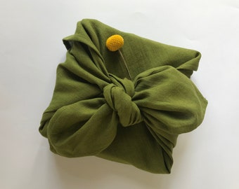 Furoshiki Wickeltuch. Moosgrünes Leinen furoshiki Tuch in klein, mittel oder groß. Wiederverwendbare Geschenkverpackung. Nachhaltige Weihnachtsgeschenkideen.